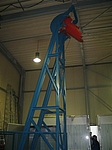 Hydraulik-Herkuli mit Schrägeaufzug für eine Förderung, die über einen Elektrozug mit automatischer Kippentleerung in der oberen Endlage erfolgt
