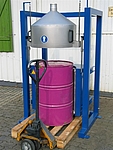 Für das kontrollierte Aufheizen von Produktresten in Fässern wird hier über eine Halbschalenheizung auf der Fassrückseite Wärme eingebracht.