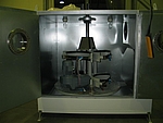 Die Heißwasser-Wärmekammer mit einem Drehtisch für 4 Fässer dient zur schonenden Aufschmelzung temperaturkritischer Rohstoffe