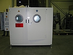 Die Heißwasser-Wärmekammer mit einem Drehtisch für 4 Fässer dient zur schonenden Aufschmelzung temperaturkritischer Rohstoffe