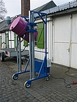 Hebe- und Kippgerät für 200 l Fässer mit Auskipphöhe und Elektroantrieb für das Heben und Kippen.